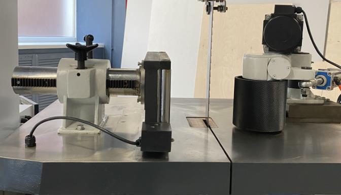 EcoWood BS700 Auto  Поверхность стола  На столе установлено пневматическое подающее устройстве 